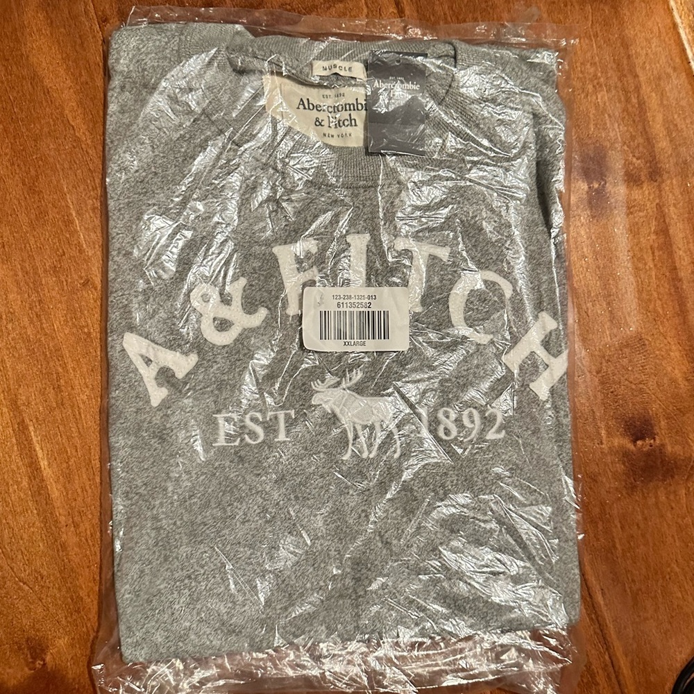 Abercrombie & Fitch muscle fit short sleeve tee NWT